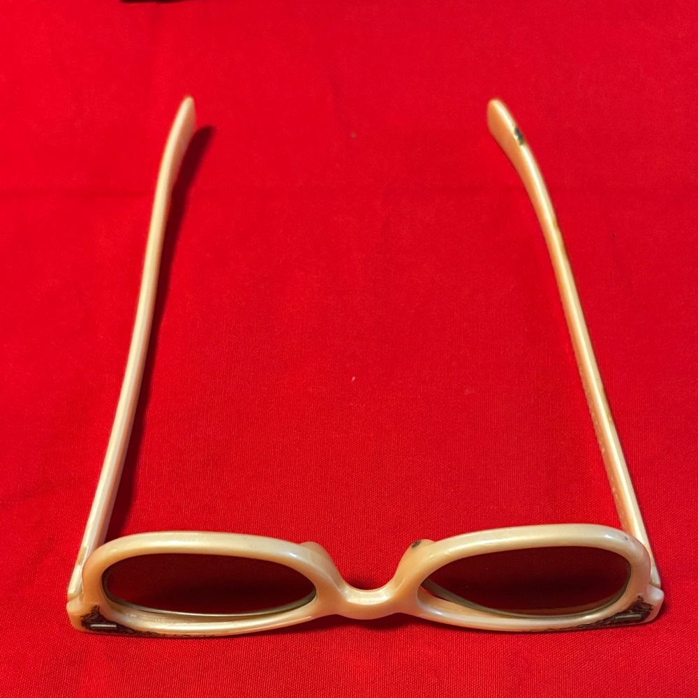 Vintage Sunglasses with Case - Picture 4 of 6